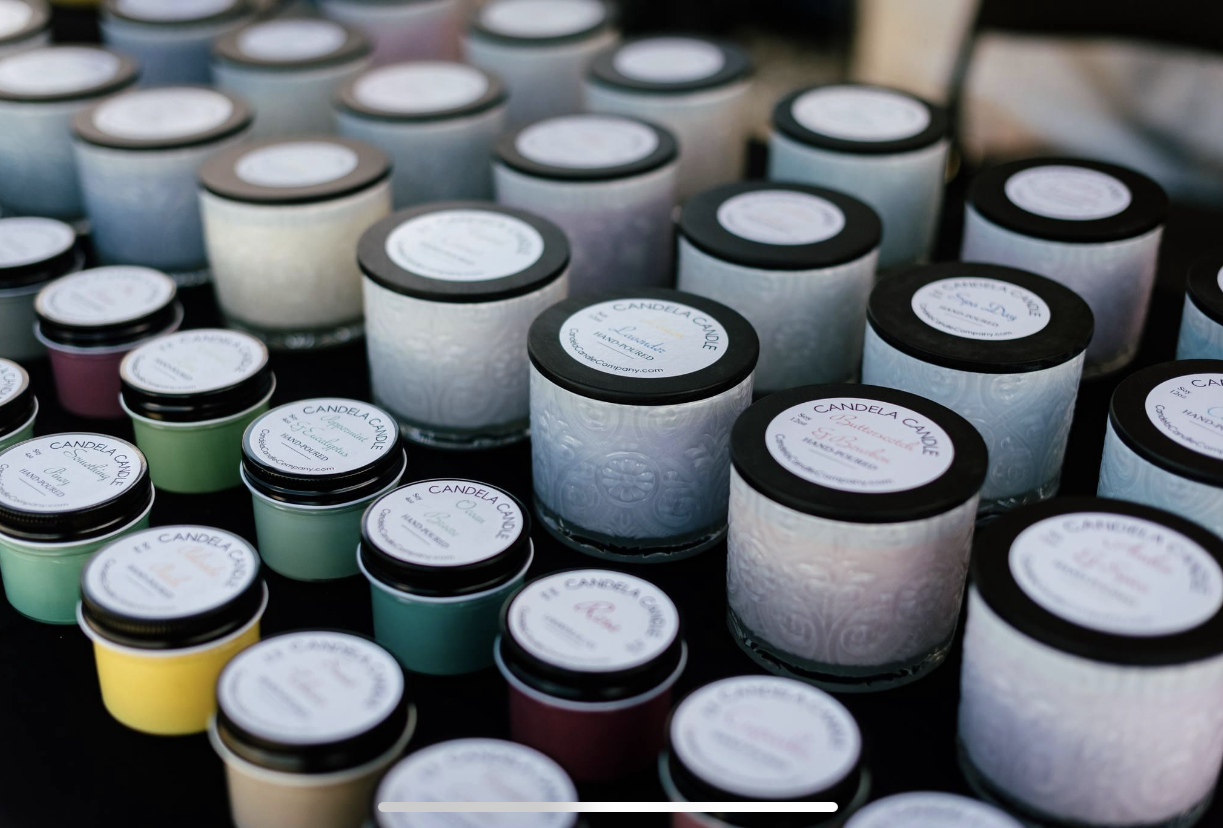 A large group of jars with labels on them.